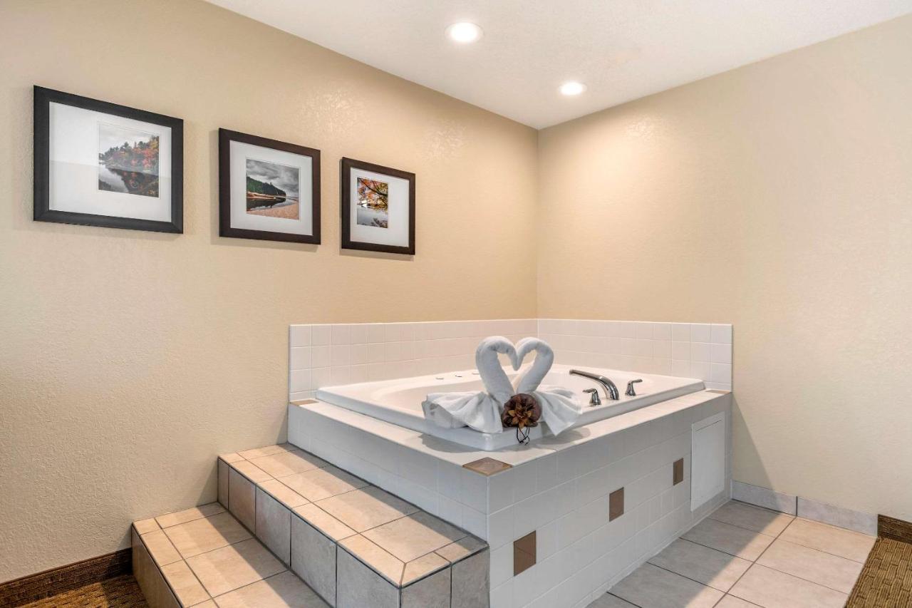 Comfort Suites Grand Rapids North Comstock Park Exteriör bild